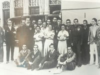 Modesto y Jacinto sentados,con sus compañeros de La Barraca.Federico en el centro.
