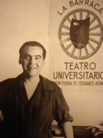 Lorca junto al emblema de La Barraca,1932