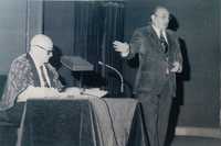 Modesto conferenciando con su "chilaba"