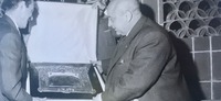 Placa conmemorativa por sus Bodas de Plata con el Teatro en la Dirección Escénica,hecha por el orfebre Carlos Rivero