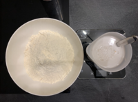 650 g di farina e 650 g di acqua con 5 g di lievito