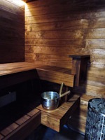 Viehättävä pieni sauna, jossa tunnelman luojaksi valittiin kaunis lämpökäsitelty mänty.