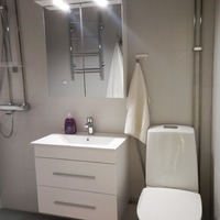 Edullinen vaihtoehto kylpyhuoneremontille! Seinät ja lattia maalattu kaakelimaalilla sekä kalusteet uusittu.