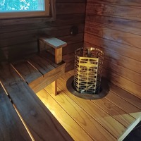 Tämän saunan suunnitteluun sain vapaat kädet! Materiaaliksi valikoitui lämpökäsitelty radiatamänty ja kiuas upotettiin tyylikkäästi alalauteeseen.