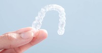Allineatore trasparente per trattamento ortodontico invisibile