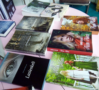 Kuva Puustellin tarinoiden omakustanteiden pop-up-kirjakaupasta Ars Auttoisissa elokuussa 2019. Pop-up järjestettiin yhteistyössä Books on Demandin kanssa.