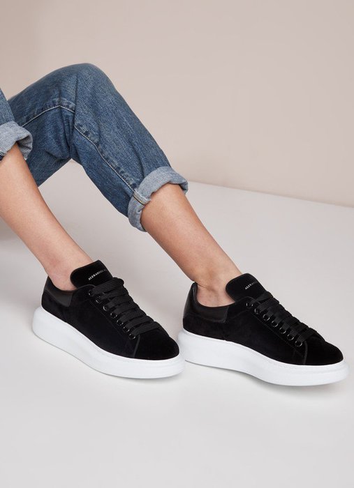 ALEXANDER MCQUEEN Oversized sneaker van fluweel