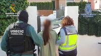 Momento de la detención de unos de los integrantes de la banda criminal