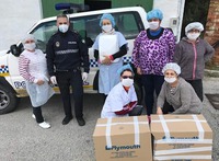 Trabajadoras de la antigua cooperativa textil donando materia sanitario