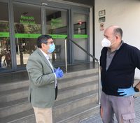 El alcalde, Antonio Ferrer, en las puertas del Mercado Municipal
