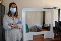 Paola Moreno, junto con una de las mamparas que instalará el Ayuntamiento de Torrox