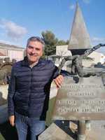 Yuste, junto al monumento del encuentro cultural de Barakaldo y Cornella en Almáchar