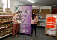 Elena Aguilar y Carmen Maldonado posan ante el cartel publicitario del plan de ayuda