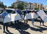 Moreno Ferrer haciendo entrega de las mamparas a los taxistas de Vélez-Málaga