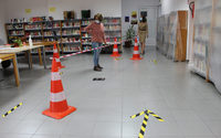 Gema Laguna observa las medidas de seguridad de la biblioteca de Nerja