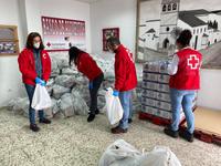 Voluntarios Cruz Roja reparten alimentos