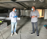 J. Hipólito Gómez yJuan García comprobando las obras