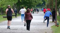 Gente paseando y haciendo deporte