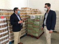 Moreno Ferrer y Víctor González, donación de alimentos