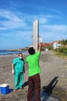 Técnicos toman muestras para su análisis en las playas de Torrox