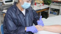 Sanitario en sesión de fisioterapia en el Hospital Comarcal de la Axarquía