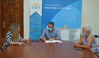 Firma convenio colaboración con economato, Rincón de la Victoria