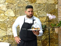 Sergio Paloma mostrando una de sus creaciones gastronómicas