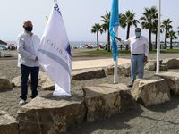 Pérez Atencia y Moreno Ferrer sujetan las banderas de 'Q de Calidad' y 'Safe Torurism' en Torre del Mar