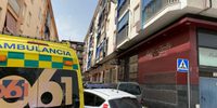 Policía Local de Vélez y Servicios de Emergencias (061) acuden tras la caída de una mujer de un segundo piso en Vélez-Málaga - Axarquía Hoy