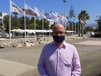 Pérez Atencia posa con las banderas obtenidas por las playas de Torre del Mar
