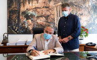 Elías Bendodo visita Nerja y firma en el libro de Honor del Ayuntamiento