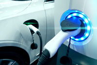 Coche eléctrico en un punto de recarga