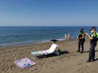 Policía Local de Rincón de la Victoria sanciona en la playa