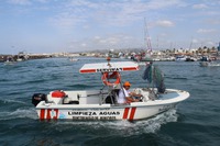 Embarcación de limpieza de Mancomunidad de Municipios Costa del Sol-Axarquía