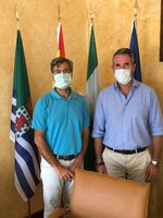 Juan Carlos Maldonado, en el ayuntamiento de Totalán, junto a su regidor Miguel Ángel Escaño
