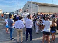 Concentración para instar a las autoridades que no cesen en la búsqueda del marinero desparecido de la Caleta de Vélez