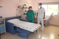 La Fundación El Gancho Infantil dona cinco sillones azules al Hospital de la Axarquía