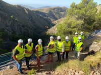 El puente colgante que une Canillas de Aceituno y Sedella comienza a coger forma