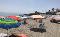 Nerja prohíbe la reserva de espacio en las playas del municipio con objetos o enseres personales