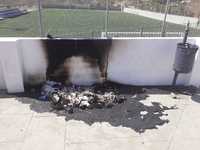 Restos quemados en el campo de fútbol municipal de Almáchar
