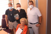 Marina Kress dona al Museo de Nerja documentación histórica de sus excavaciones en la cavidad del municipio