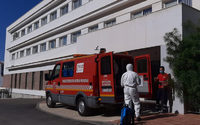 Operarios de la Unidad de desinfección del cuerpo de bomberos en la residencia del Buen Samaritano en Nerja