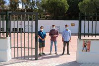 Óscar Medina, José Manuel Fernández y Antonio Javier Ruiz Ortega en la nueva entrada habilitada en el colegio Colina del Sol de Torrox