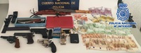 En el marco de la operación Spider se han intervenido cinco armas de fuego, munición, un vehículo de alta gama, 6.900 euros en efectivo y 390 gramos de hachís