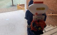 Tareas de desinfección en el CEIP Narixa de Nerja