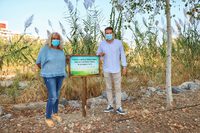 Ana Pérez y Óscar Medina visitan la desembocadura del río Torrox, donde ya han comenzado las labores de adecentamiento