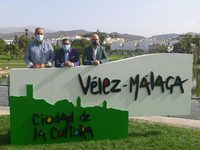 Ariza, Moreno Ferrer y Pérez Atencia frente al nuevo elemento decorativo que luce el parque María Zambrano