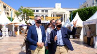 Juan Carlos Maldonado y Francisco Salado visitan el mercado Sabor a Málaga situado en la plaza del Ayuntamiento del Rincón de la Victoria con motivo del Fiesta del Boquerón Victoriano
