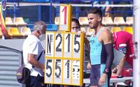 Isidro Leyva posa con su marca en los campeonatos de España de atletismo sub 23 en Sevilla