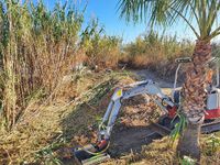 Maquinaria realizando tareas de limpieza en los cauces de los ríos en Torrox